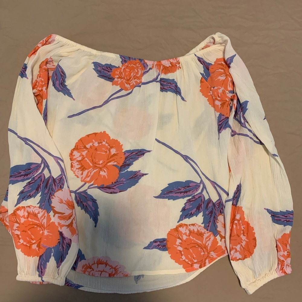 Blouse with elastic on shoulders